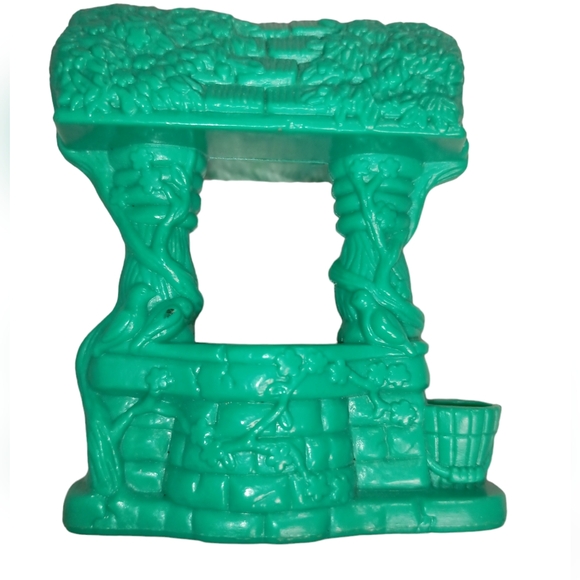 DISNEY PARKS Green SNOW WHITE WISHING WELL Plastic Toy 3" x 2.5"  2001 - Picture 1 of 3